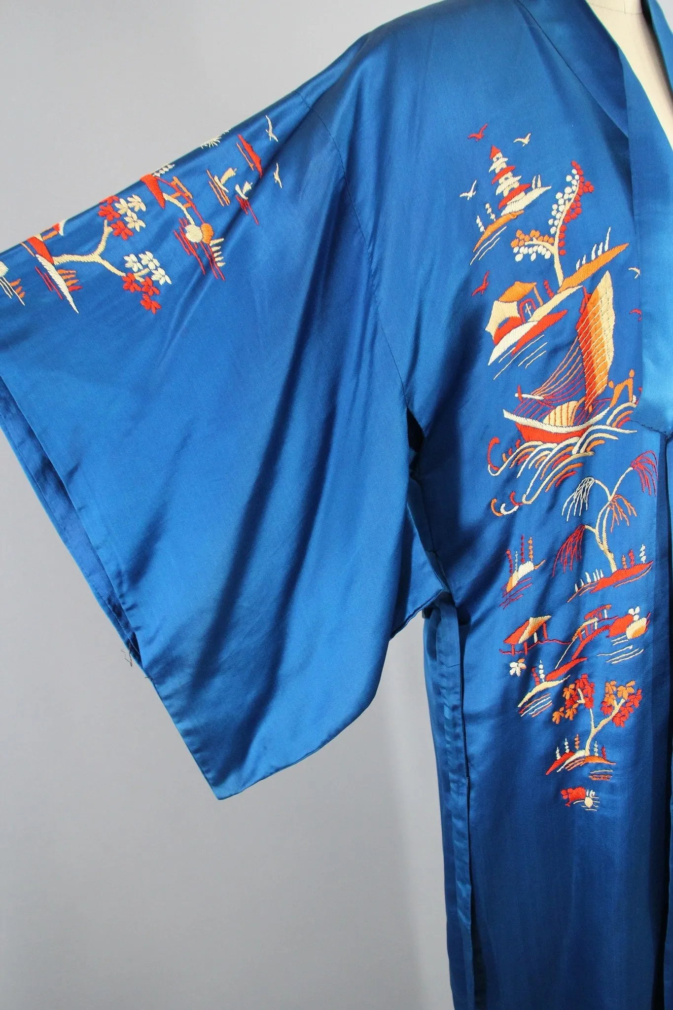 1940s Vintage Royal Blue Silk Kimono Robe with Asian Pagodas and Boats Embroidery