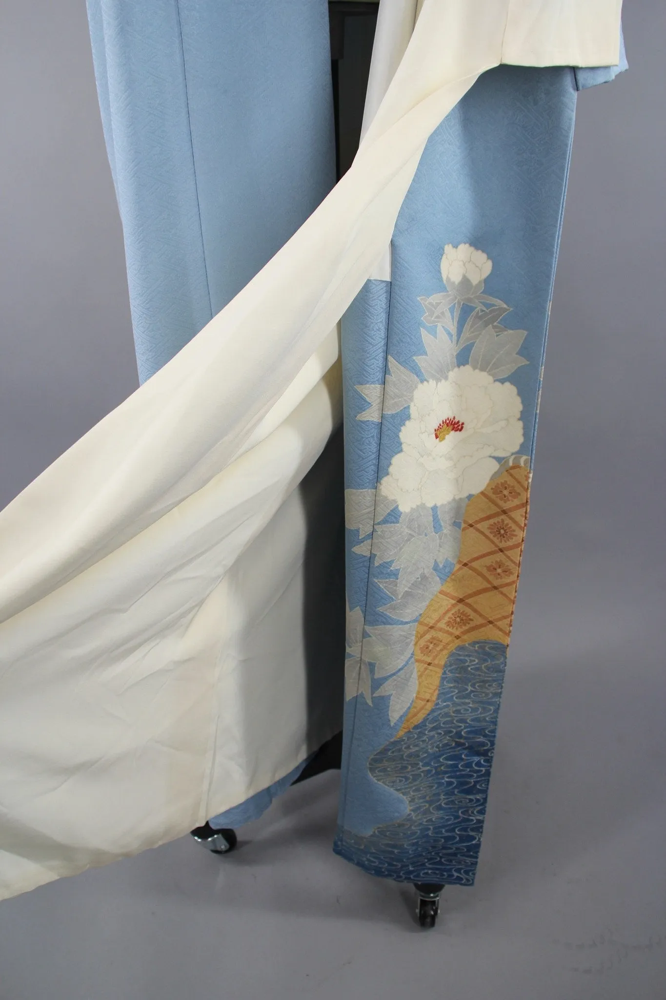 1950s Vintage Silk Kimono Robe / Sky Blue Embroidered Floral