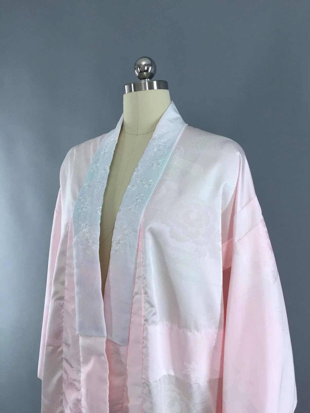 1970s Vintage Kimono Robe / Pale Pink Satin