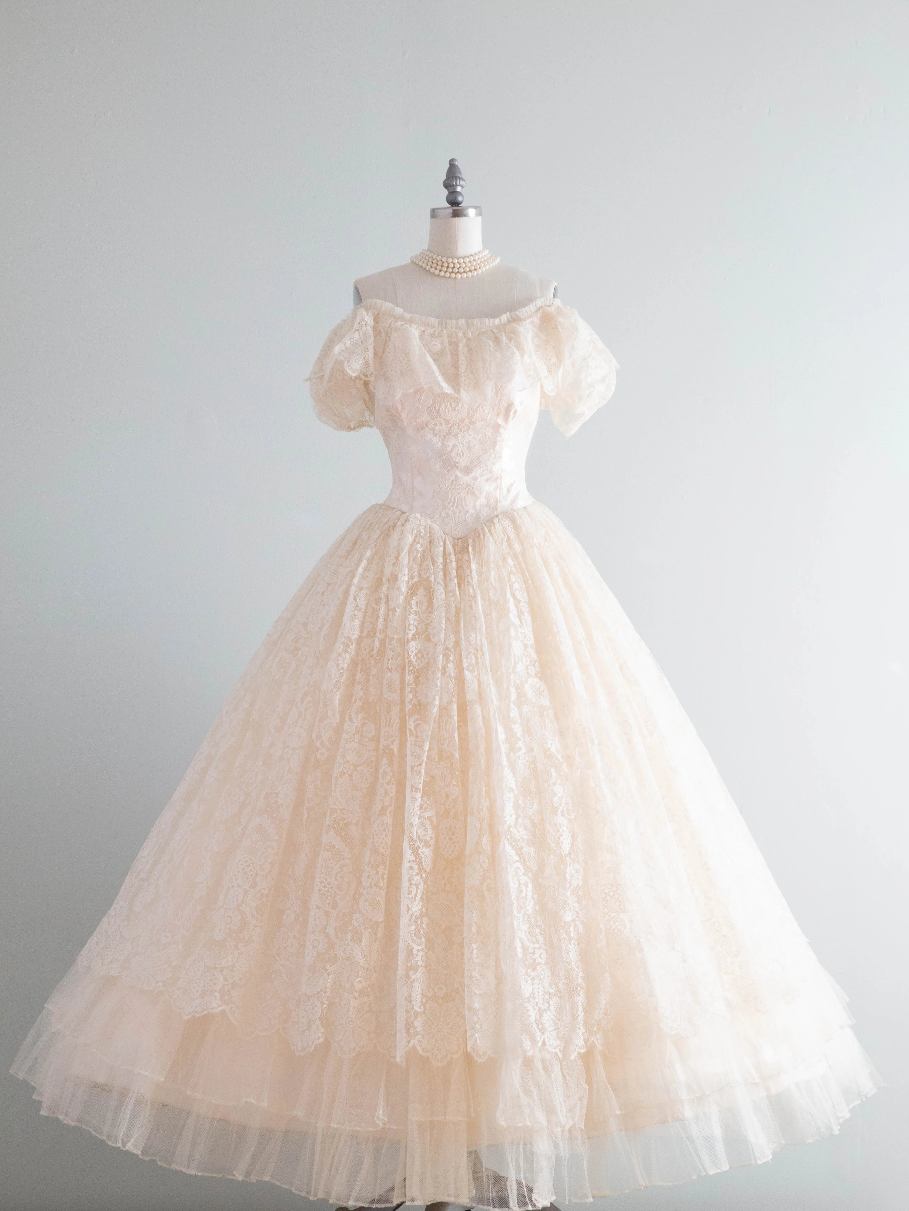 Breathtaking 1950's Chantilly Lace Wedding Dress In Blushing Ivory / Small