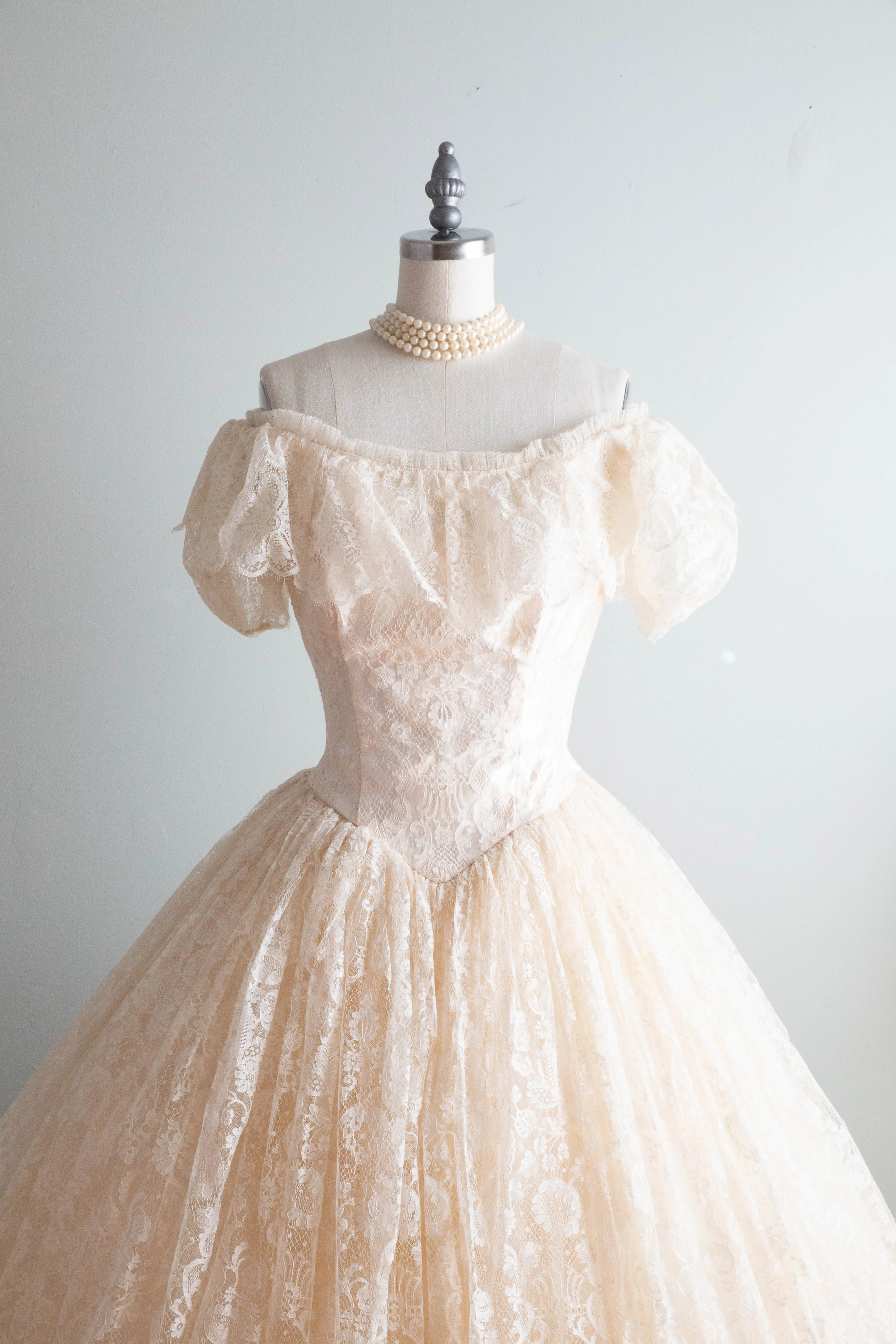 Breathtaking 1950's Chantilly Lace Wedding Dress In Blushing Ivory / Small