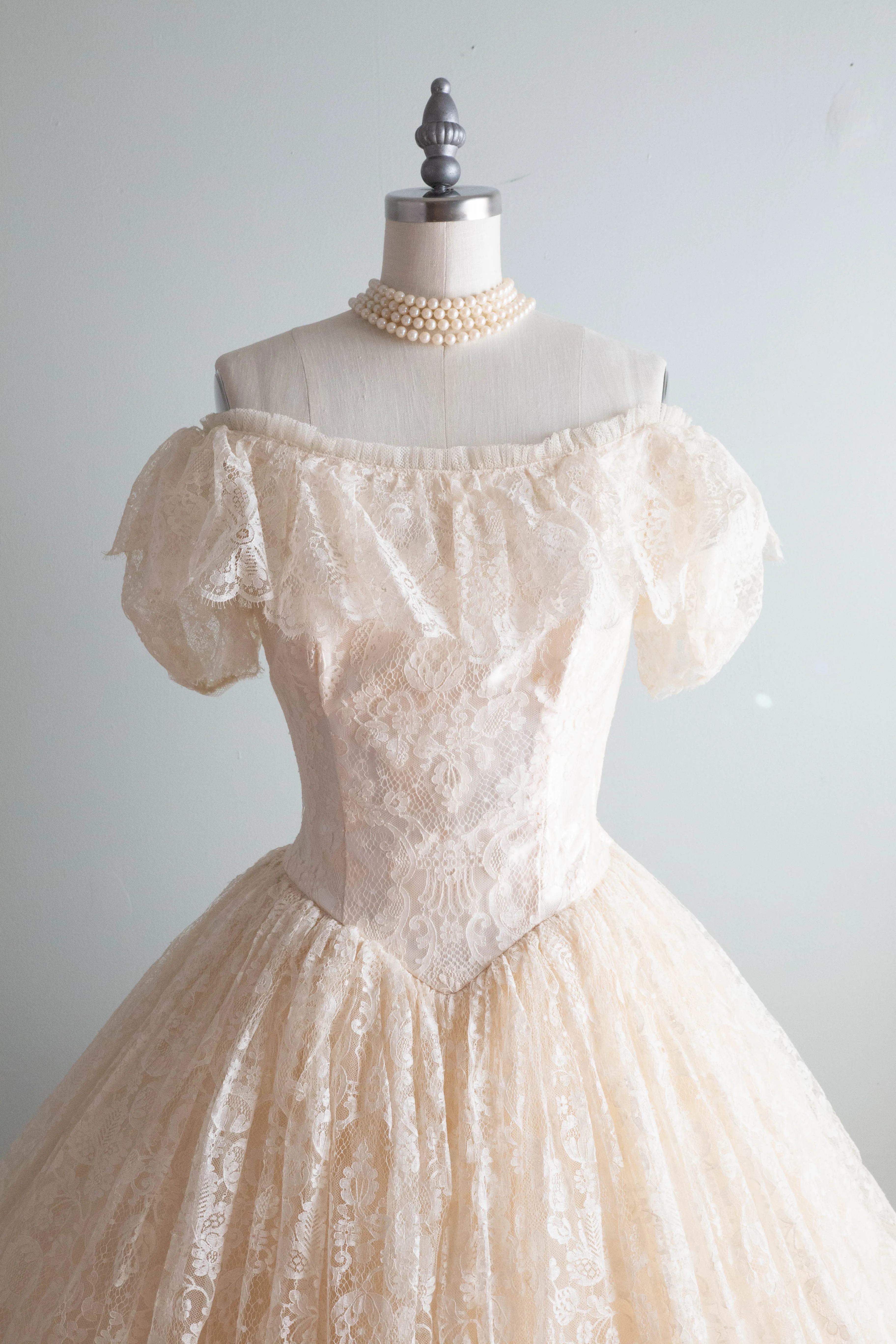 Breathtaking 1950's Chantilly Lace Wedding Dress In Blushing Ivory / Small