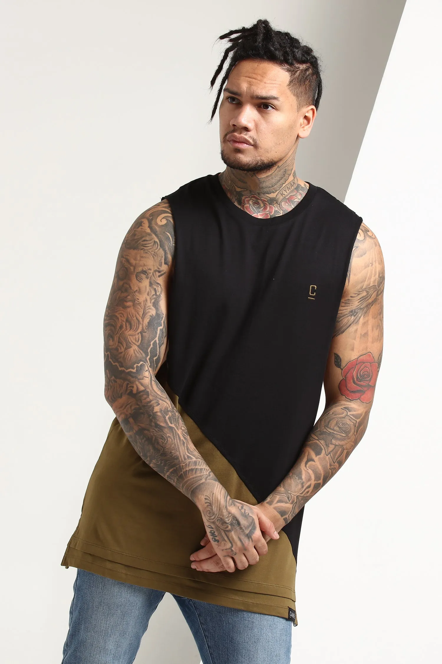 CARRÉ DIAGONAL PANEL 2 MUSCLE TEE BLACK/OLIVE