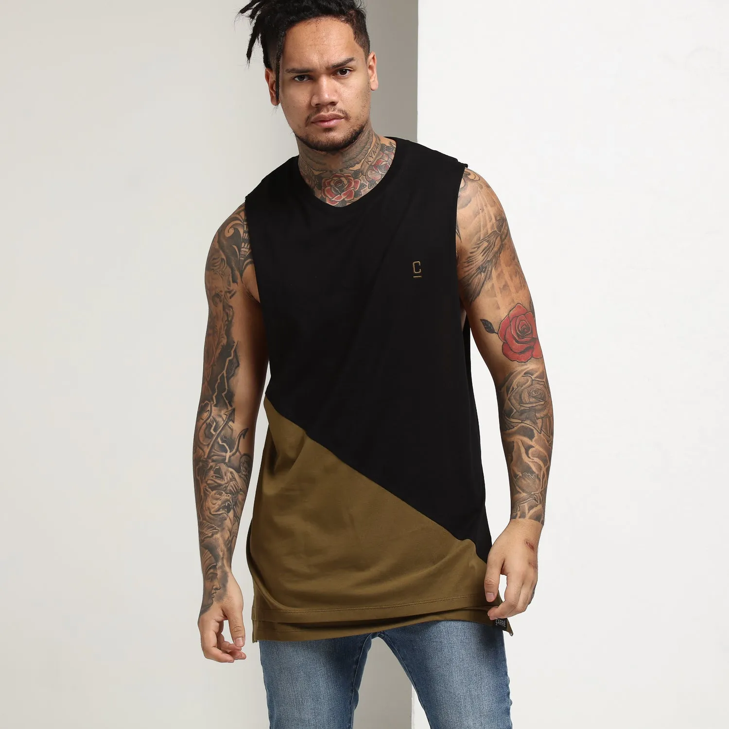 CARRÉ DIAGONAL PANEL 2 MUSCLE TEE BLACK/OLIVE