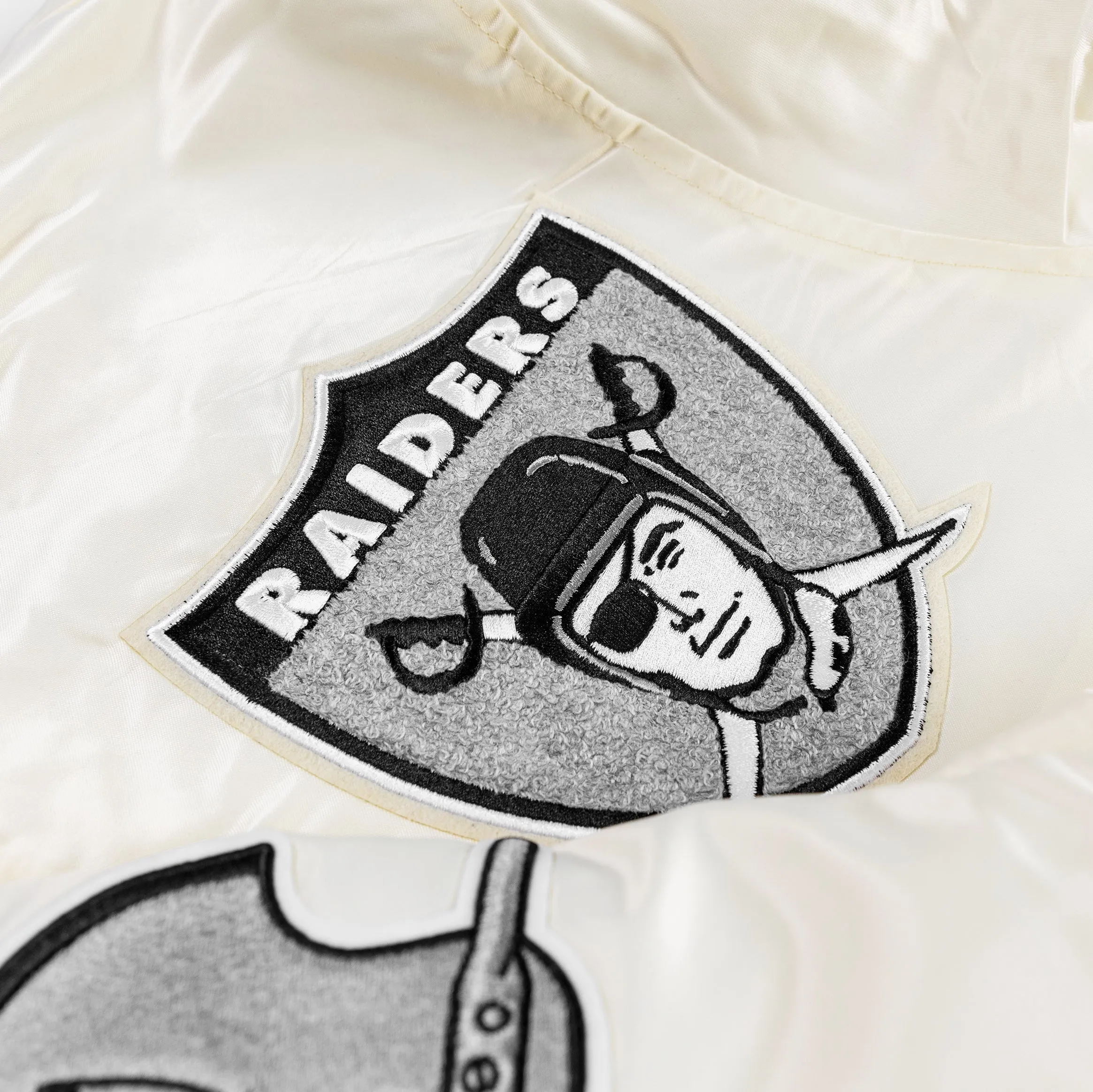 Las Vegas Raiders Retro Classic Rib Satin Mens Jacket (Neutral/Black)